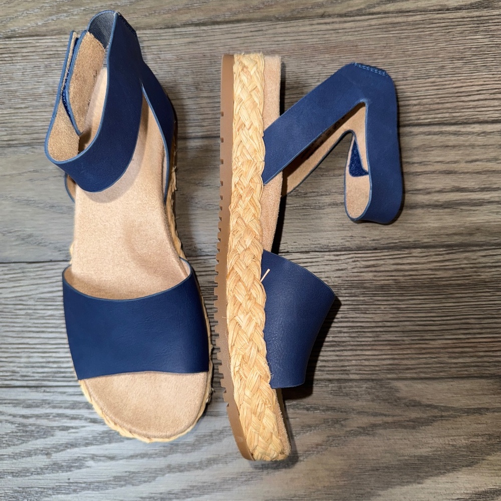 Soul Naturalizer Deara Sandals. Size 7 Blue